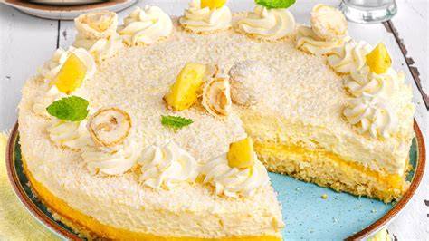 Hawaii-Torte mit Ananas, Kokos und blauem Spiegel auf tropischer Deko