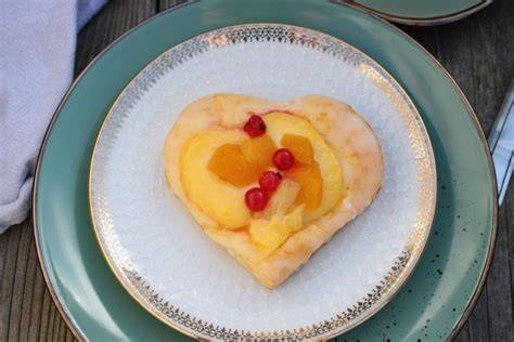 Hefe Plunder mit Vanillepudding - mit Früchten und Zuckerguss dekoriert