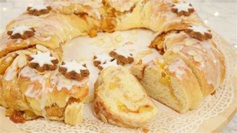 Hefekranz mit Marzipan-Füllung und Mandelblättchen auf Holzbrett