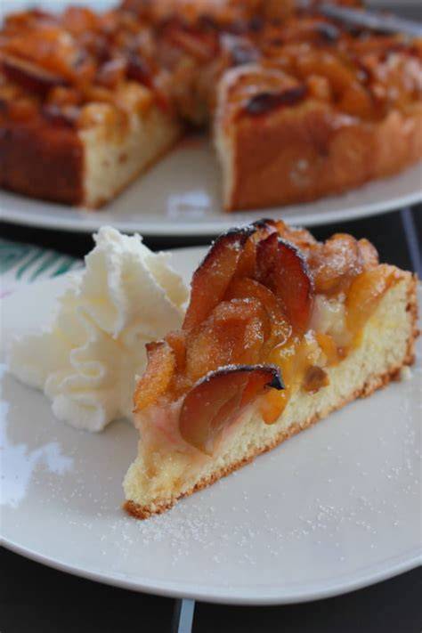 Hefekuchen mit Pflaumen und Pudding aufgeschnitten