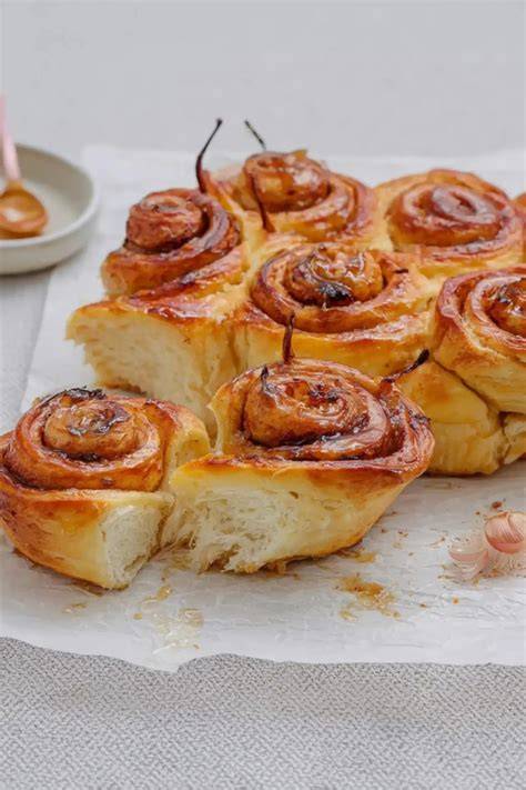 Hefeschnecken als Teil einer Kaffeetafel