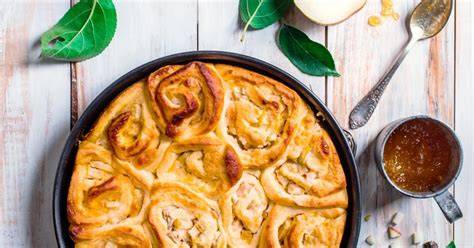Hefeschneckenkuchen mit Vanillepuddingfüllung