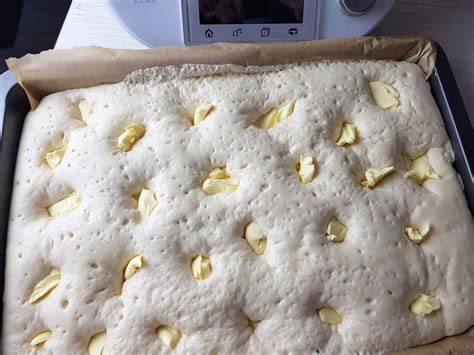 Hefeteig Butterkuchen ausgerollt auf Backblech