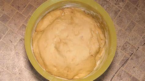 Hefeteig aufgehen lassen in Schüssel, Teig geht auf