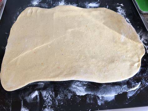 Hefeteig ausgerollt auf Backblech