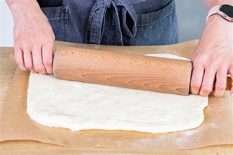 Hefeteig ausrollen auf Backblech