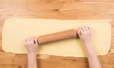 Hefeteig ausrollen und Rhabarber verteilen