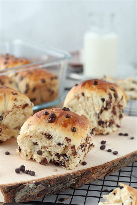 Hefeteig in Muffinblech mit Schokostückchen zum Backen vorbereitet