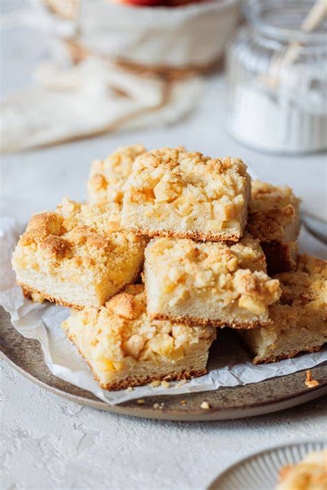 Hefeteig-Blechkuchen mit Apfelfüllung