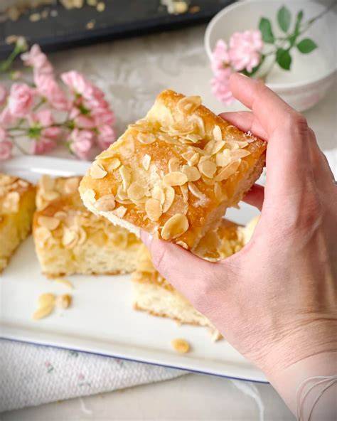 Hefeteig-Butterkuchen: Mulden, Butterflöckchen, Mandeln
