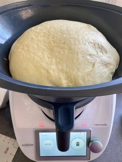 Hefeteig-Grundprozess im Thermomix: Erwärmen, Kneten, Gehen lassen (Infografik)