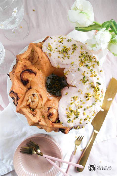 Hefeteig-Gugelhupf mit Marmeladen-Schnecken