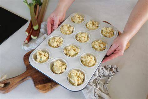 Hefeteig-Muffins vor dem Backen mit Streuseln