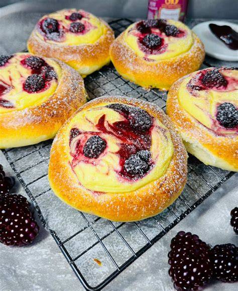 Hefeteig-Quarkteilchen mit Beeren in der Mitte