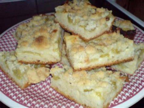Hefeteig-Rhabarberkuchen mit Streuseln