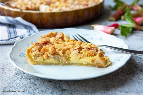 Hefeteigkuchen mit Quarkcreme, mariniertem Rhabarber und Mandelstreuseln