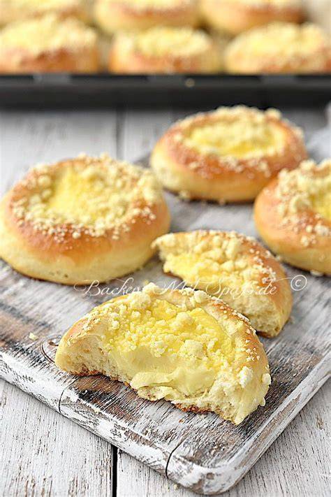 Hefeteilchen mit Pudding und Streuseln frisch aus dem Ofen