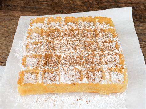 Hefewaffeln frisch gebacken, angerichtet mit Puderzucker und Obst