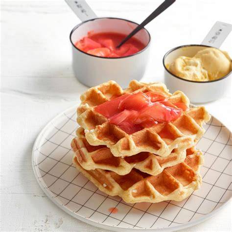 Hefewaffeln mit Pflaumen-Sauerkirsch-Kompott und Zitronenzeste