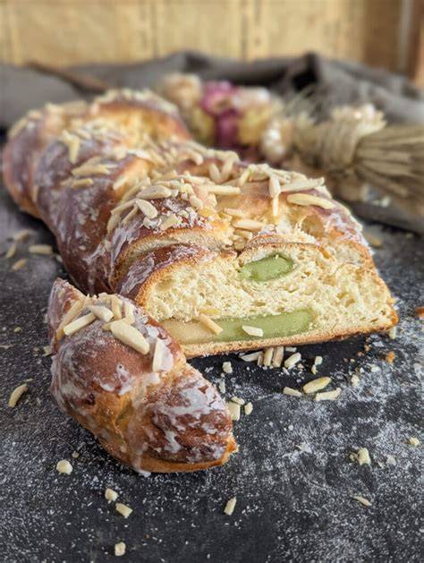 Hefezopf mit Marzipan auf einem Holzbrett