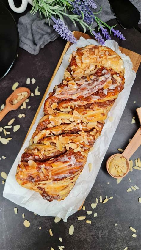 Hefezopf mit Nuss-Nougat-Füllung und Low Carb Kuchen
