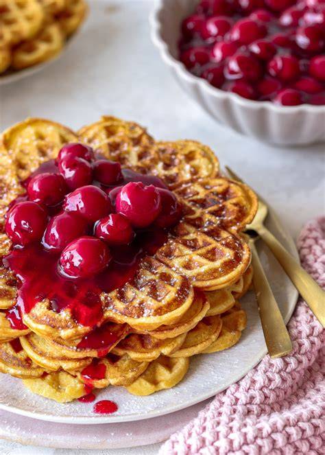Heiße Kirschen im Topf, angerichtet zu frischen Bergischen Waffeln
