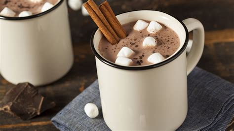 Heiße Lindt Schokolade in Tasse mit Toppings