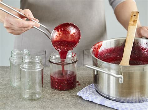 Heiße Marmelade in Gläser füllen