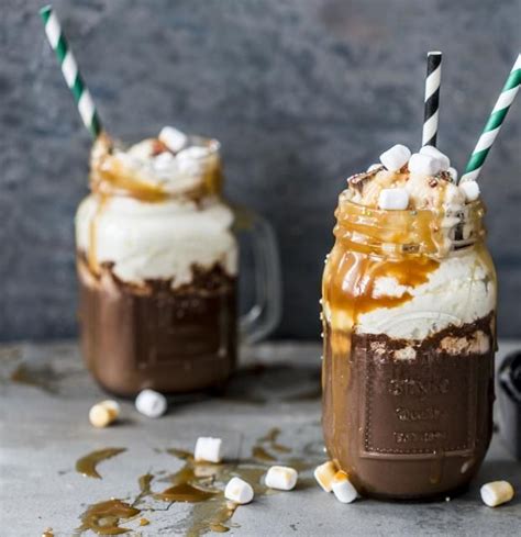 Heiße Schokobombe mit Marshmallows und Karamellsauce