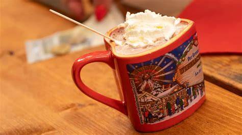 Heiße Schokolade auf dem Weihnachtsmarkt