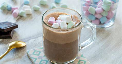 Heiße Schokolade im Glas mit Marshmallows und Streuseln