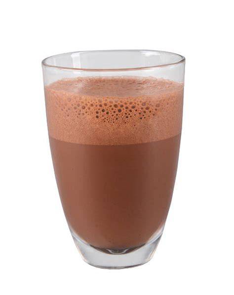 Heiße Schokolade im Glas mit Sahnetopping und Kakao