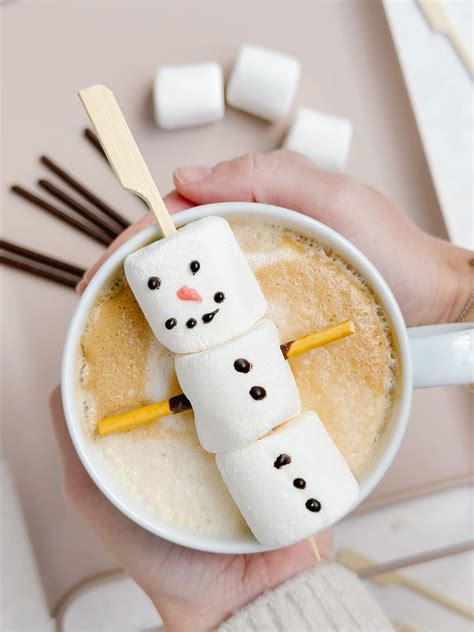 Heiße Schokolade mit Marshmallow-Schneemann als Deko