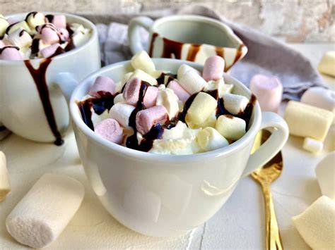 Heiße Schokolade mit Mini-Marshmallows und Toppings