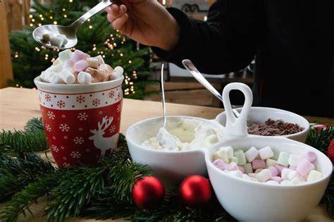 Heiße Schokolade mit Sahnehaube und Weihnachtsgewürzen am Kamin