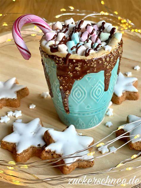 Heiße Schokolade mit Schokosirup und Marshmallows