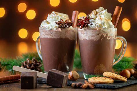 Heiße Schokolade mit Schuss auf dem Weihnachtsmarkt