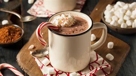 Heiße Schokolade mit geschmolzenen Schoko-Weihnachtsmännern