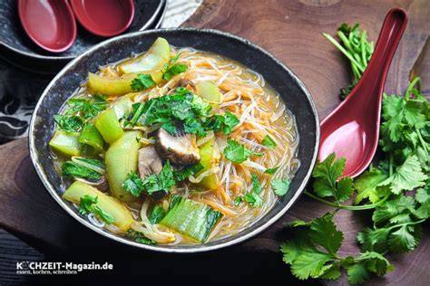 Heiße asiatische Gemüsesuppe mit Shiitake und Sprossen