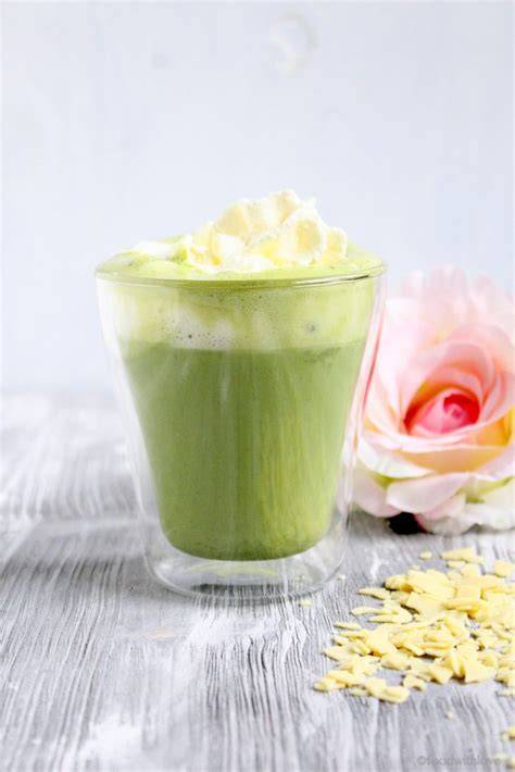 Heiße weiße Schokolade mit Matcha in einer Tasse serviert