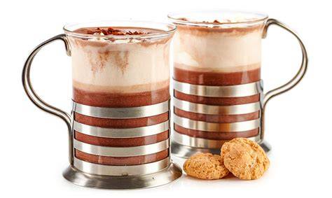 Heißer Kakao mit Amaretto und Sahnehaube im Glas