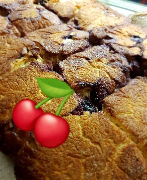 Heißer Kirsch-Schokoladen-Puddingkuchen frisch aus dem Ofen