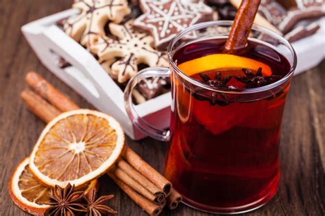 Heißer Rotwein mit Honig und Gewürzen