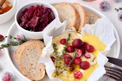 Heißer Tomino mit roter Zwiebelmarmelade im Ofen