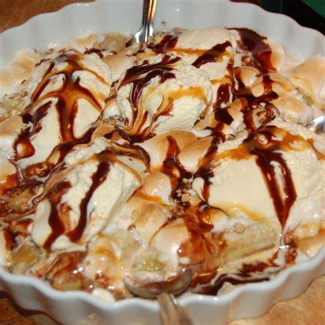 Heißes Bananasplit mit karamellisierten Marshmallows und gerösteten Mandelblättchen