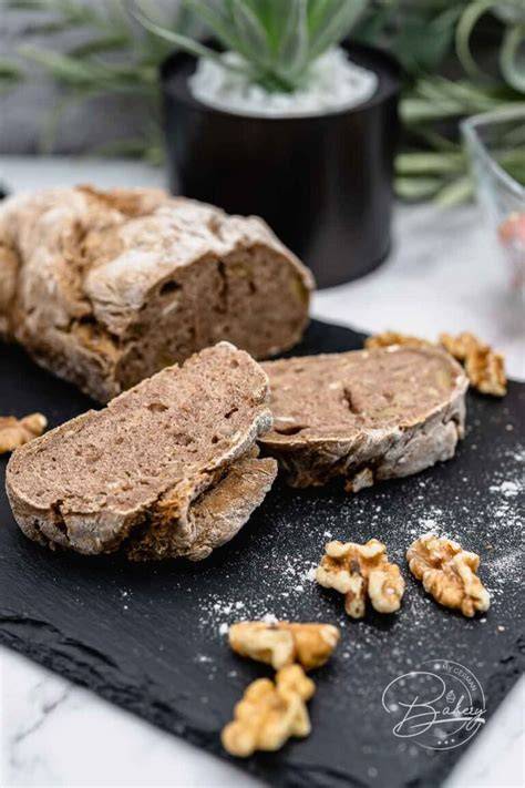 Heidehonig auf rustikalem Vollkornbrot, als Energiequelle beim Frühstück