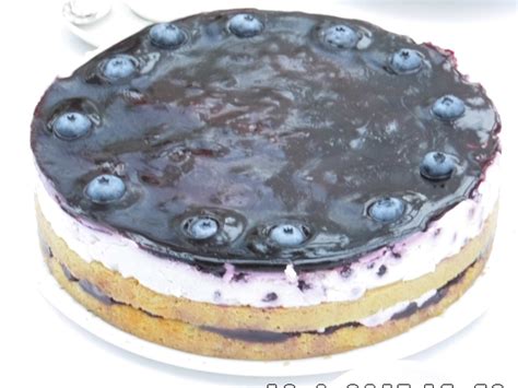 Heidelbeer Schmand Torte angerichtet auf der Kaffeetafel