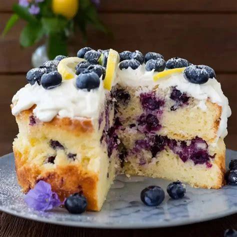 Heidelbeer-Buttercremetorte mit Zitronenakzenten und Blaubeerdekor