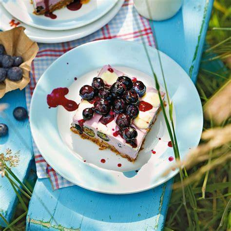 Heidelbeer-Frischkäse-Torte, Sommer, ohne Backen, Kuchen auf Glasteller