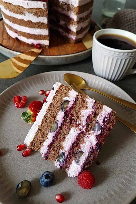 Heidelbeer-Käse-Sahne-Torte mit frischen Beeren und Quark-Sahne-Tuffs